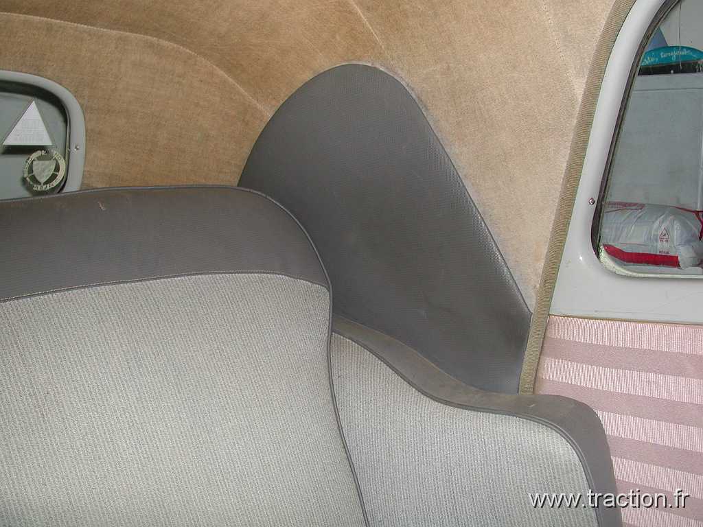 2001_08_20 Biltzheim 0065.jpg - Une 11B/large mesure 12cm de plus en largeur qu'une 11BL/légère. Les banquettes sont identiques avec une petite différence dans les fixations du dossier. Pour rattraper la différence il y a des accoudoirs de 6 cm de large pour la B/Large et juste du tissus collé sur les passages de roues pour les 11BL/Légère.